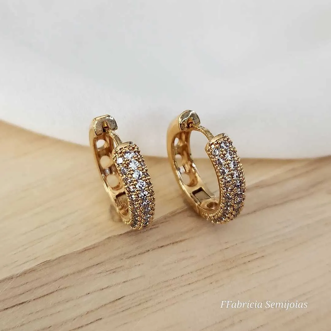 ARGOLA DOURADA CRAVEJADA COM MICROZIRCÔNIAS CRISTAL DETALHES VAZADOS