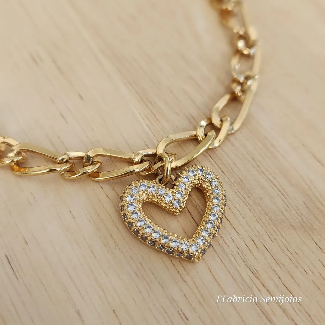 PULSEIRA DOURADA PINGENTE CORAÇÃO VAZADO CRAVEJADO ZIRCÔNIAS CRISTAL
