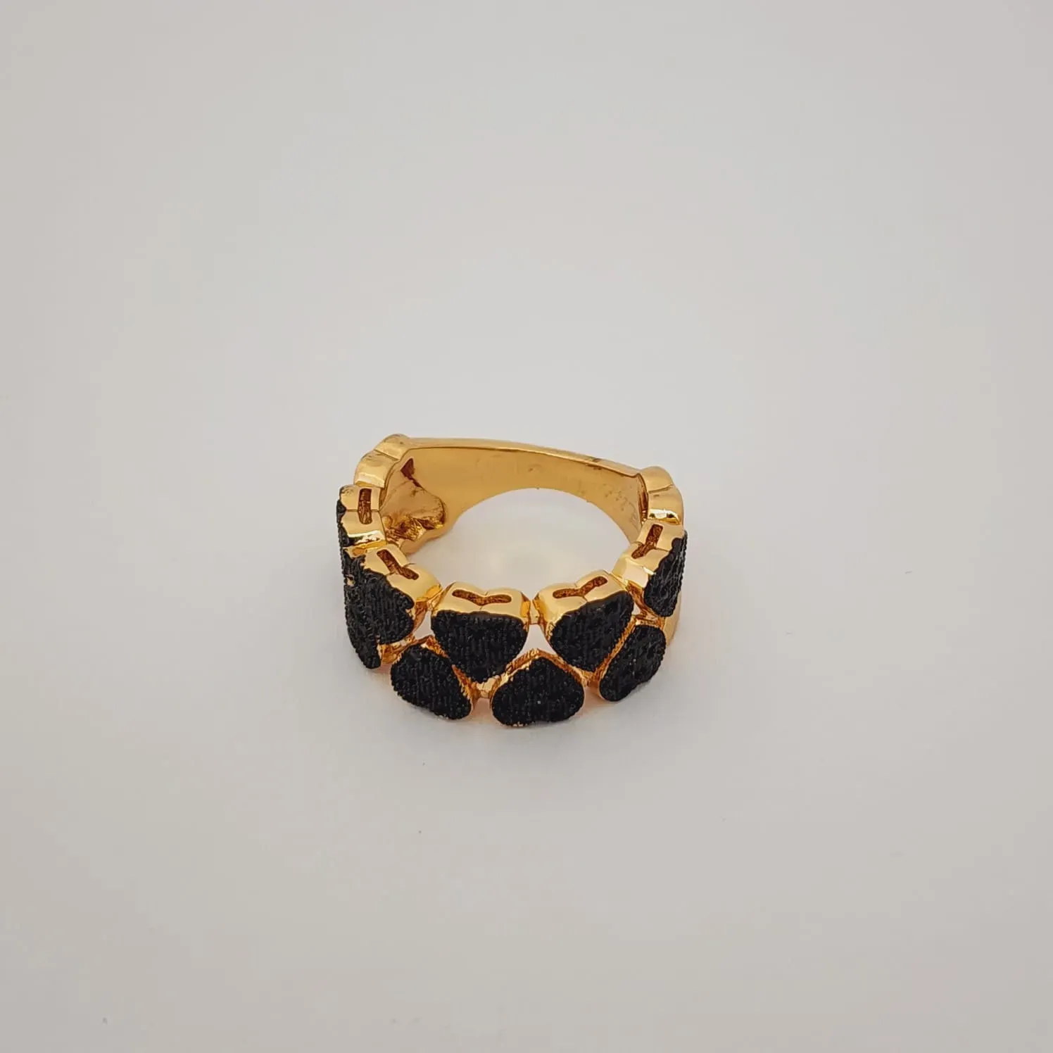 ANEL DOURADO CORAÇÕES CRAVEJADOS PRETO