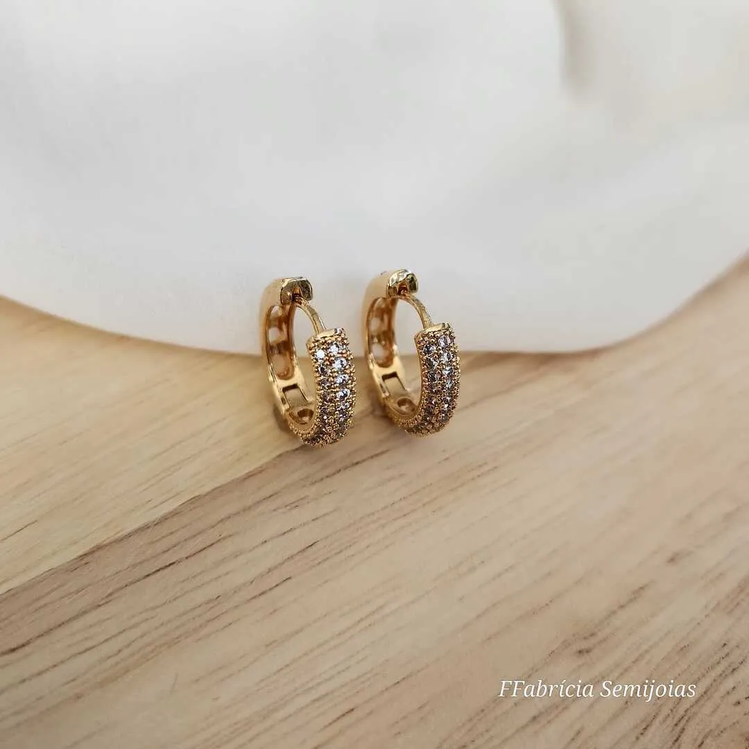 ARGOLA DOURADA CRAVEJADA COM MICROZIRCÔNIAS CRISTAL DETALHES VAZADOS