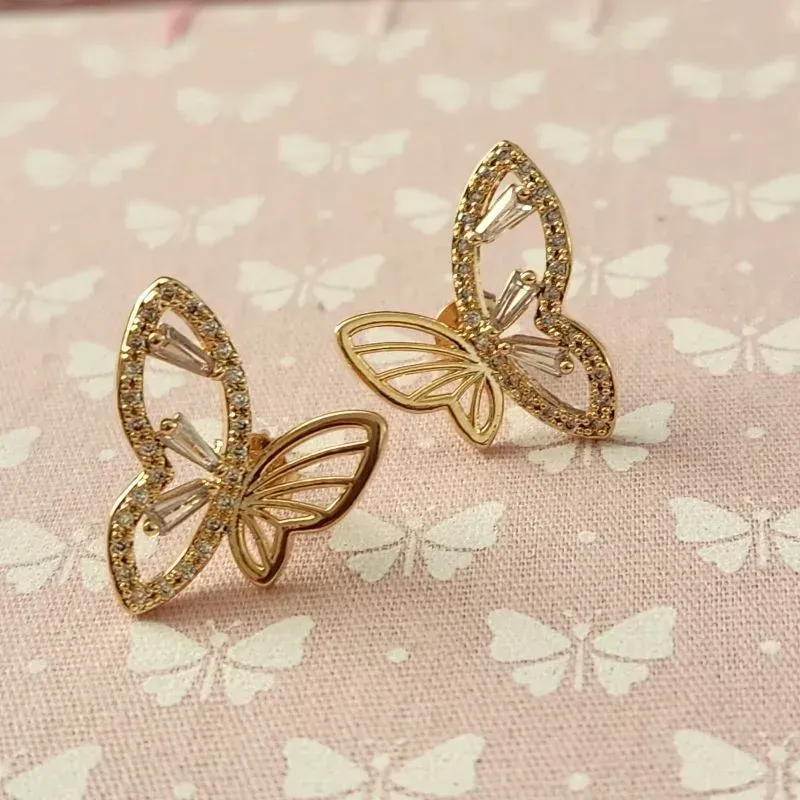 BRINCO DOURADO BORBOLETA CRAVEJADA EM MICROZIRCÔNIAS COLORIDAS
