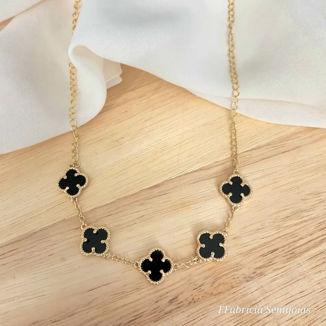 COLAR COM 5 PINGENTES TREVO DE QUATRO FOLHAS PRETO BANHO OURO