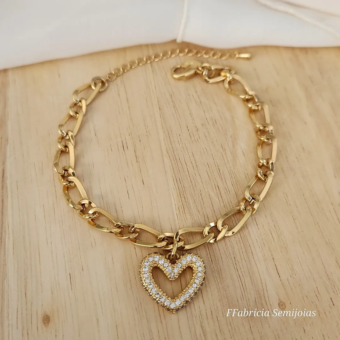 PULSEIRA DOURADA PINGENTE CORAÇÃO VAZADO CRAVEJADO ZIRCÔNIAS CRISTAL