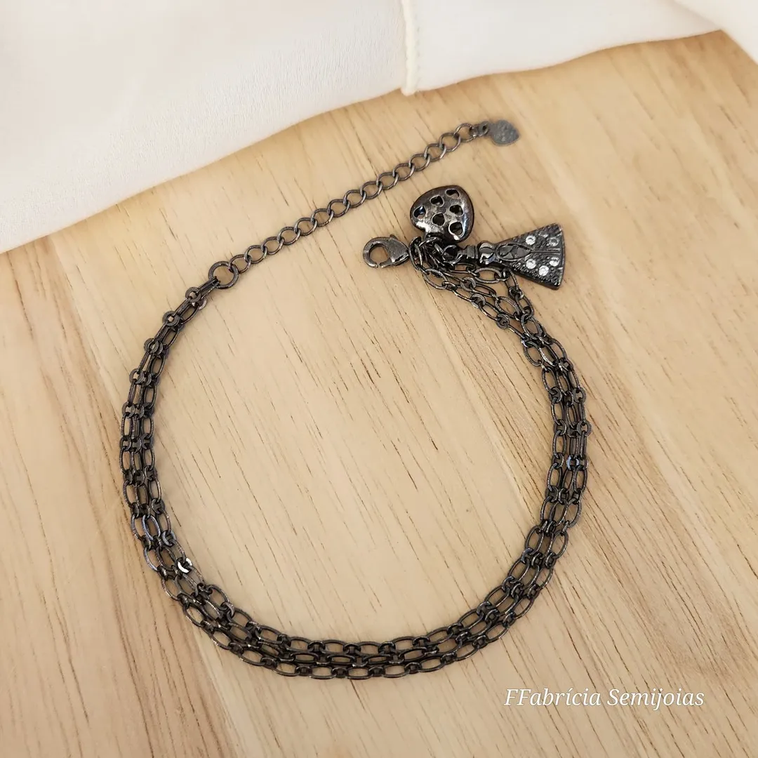 PULSEIRA RÓDIO NEGRO TRÊS FIOS PINGENTES CORAÇÃO E NOSSA SENHORA APARECIDA