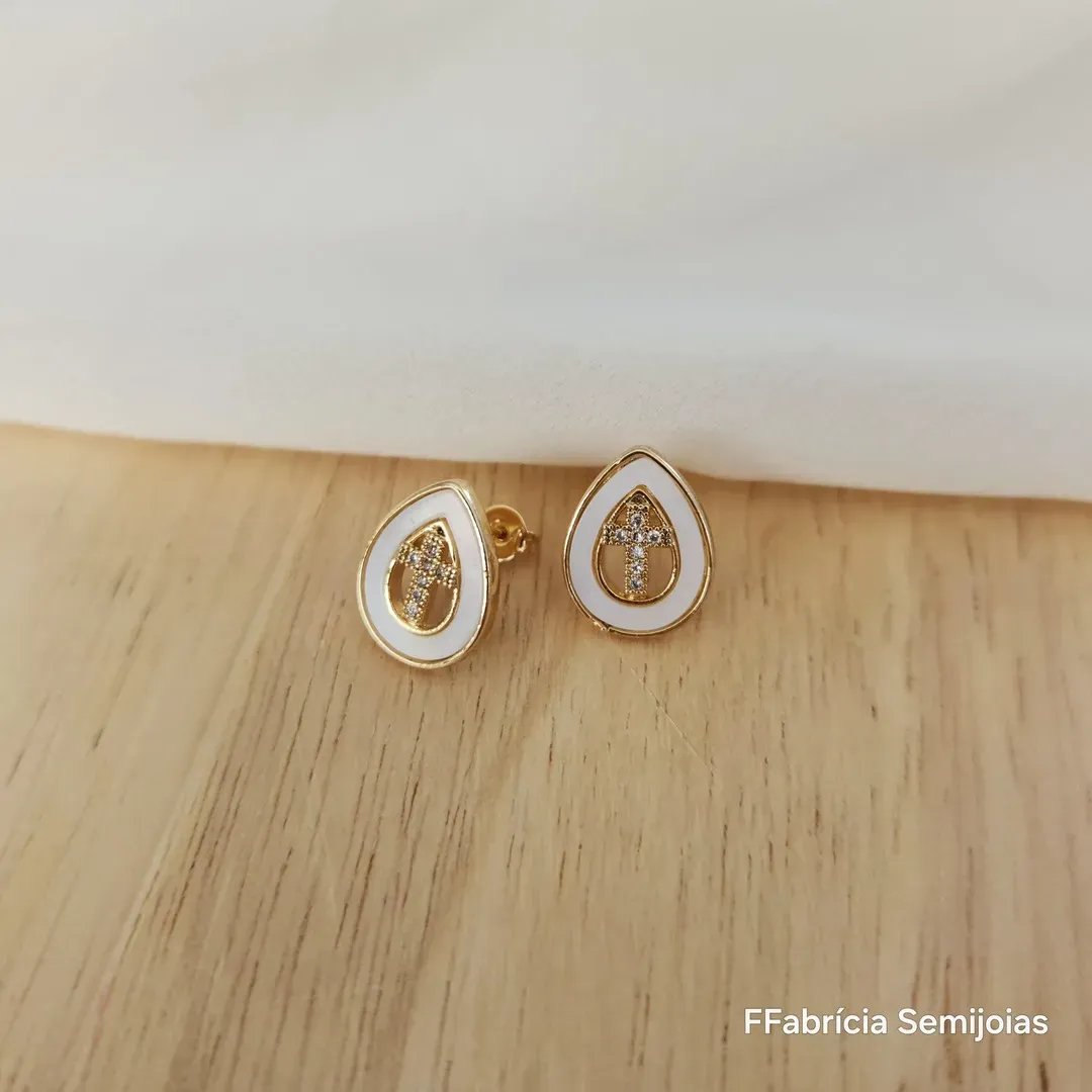 BRINCO DOURADO GOTA MADREPÉROLA COM CRUZ CRAVEJADA