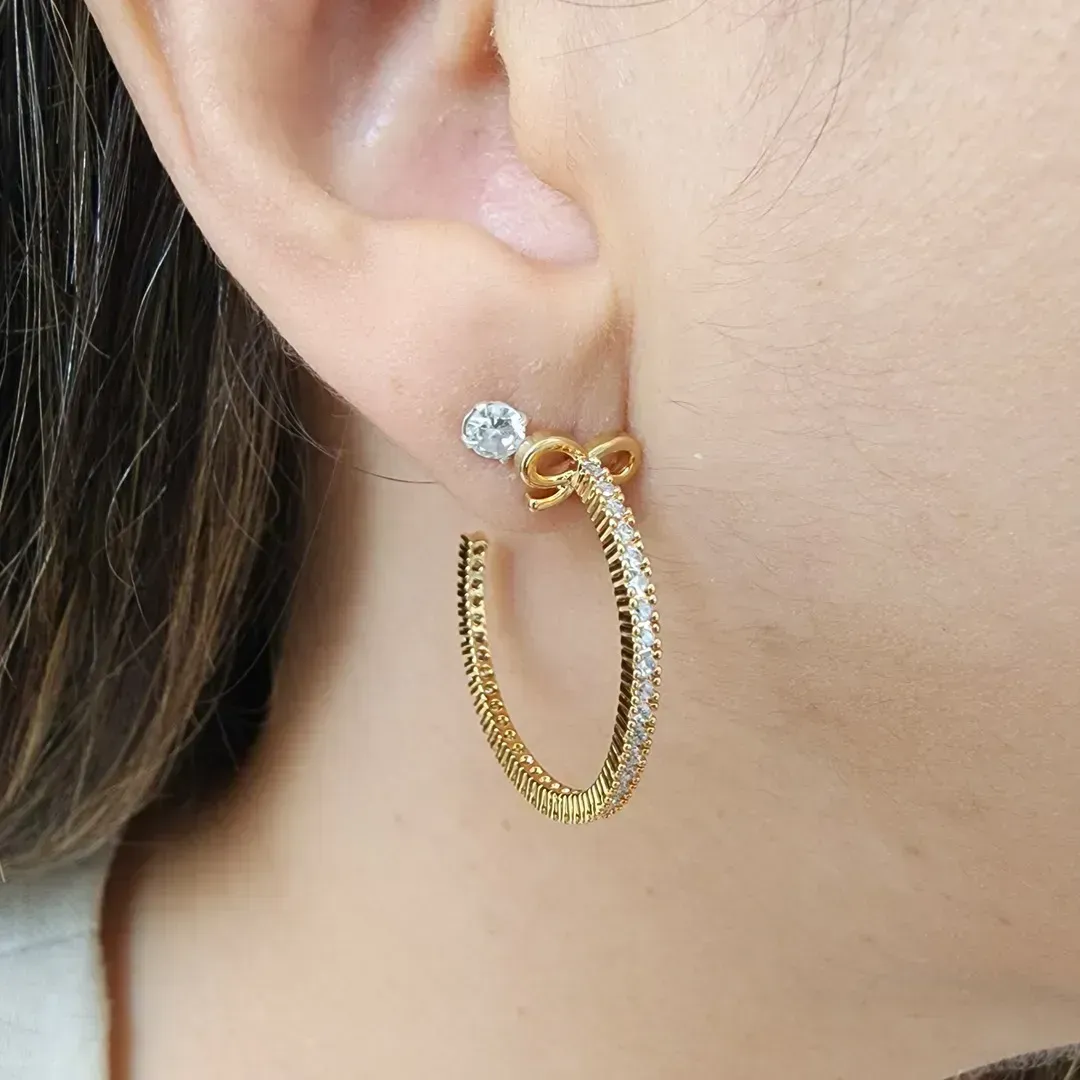 ARGOLA CRAVEJADA EM MICROZIRCÔNIAS CRISTAL DETALHE LAÇO