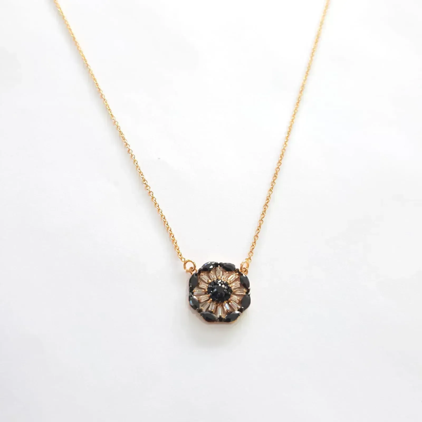 COLAR DOURADO COM PINGENTE EM BAGUETES ZIRCÔNIA NEGRA