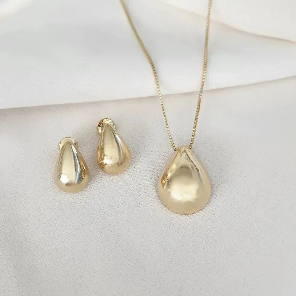 CONJUNTO COLAR COM PINGENTE E BRINCOS GOTA