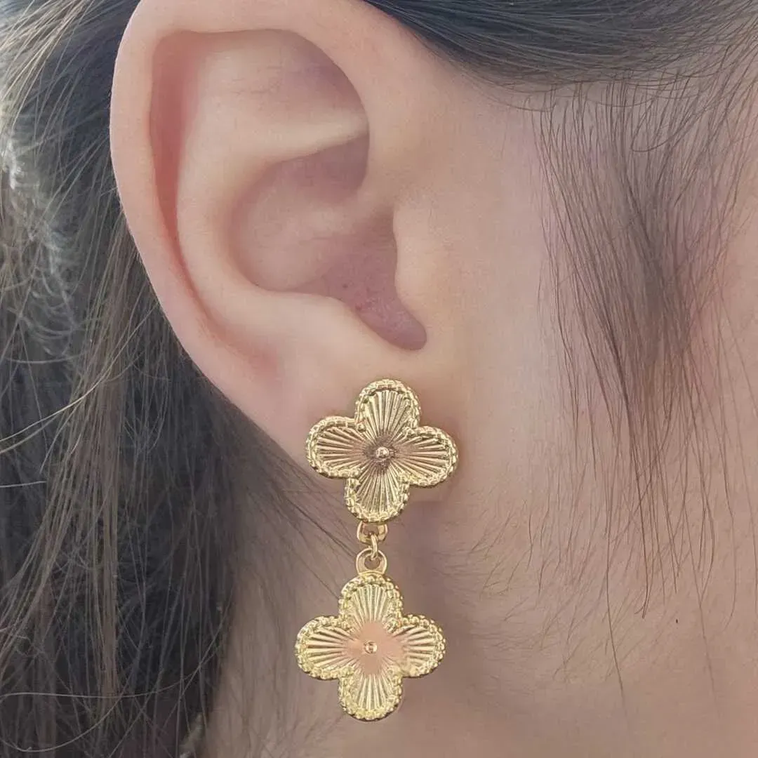 BRINCO DOIS TREVOS DE QUATRO FOLHAS INSPIRAÇÃO ALHAMBRA DE VAN CLEEF