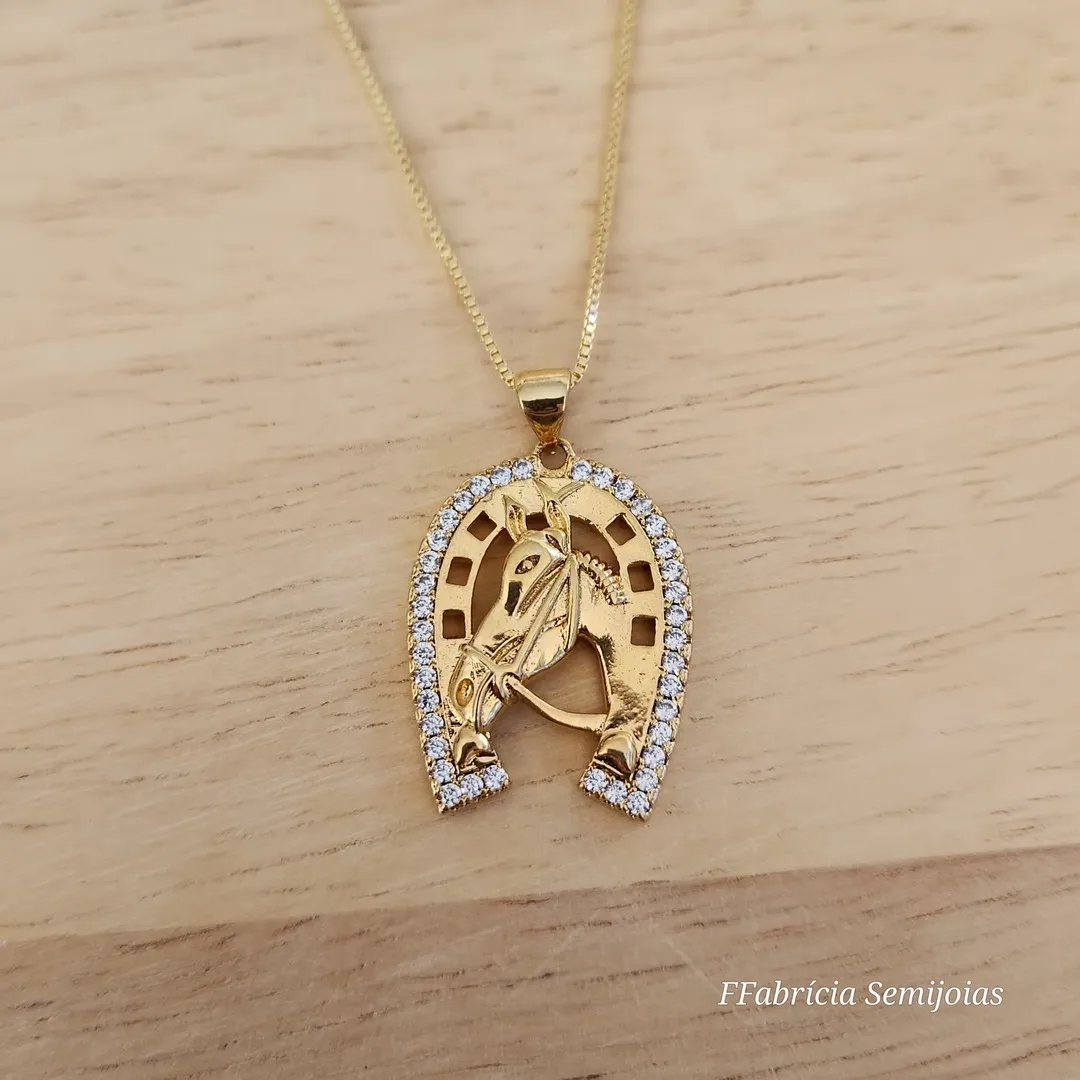 COLAR VENEZIANA DOURADA COM PINGENTE DE CAVALO E FERRADURA CRAVEJADO EM MICROZIRCÔNIAS CRISTAL