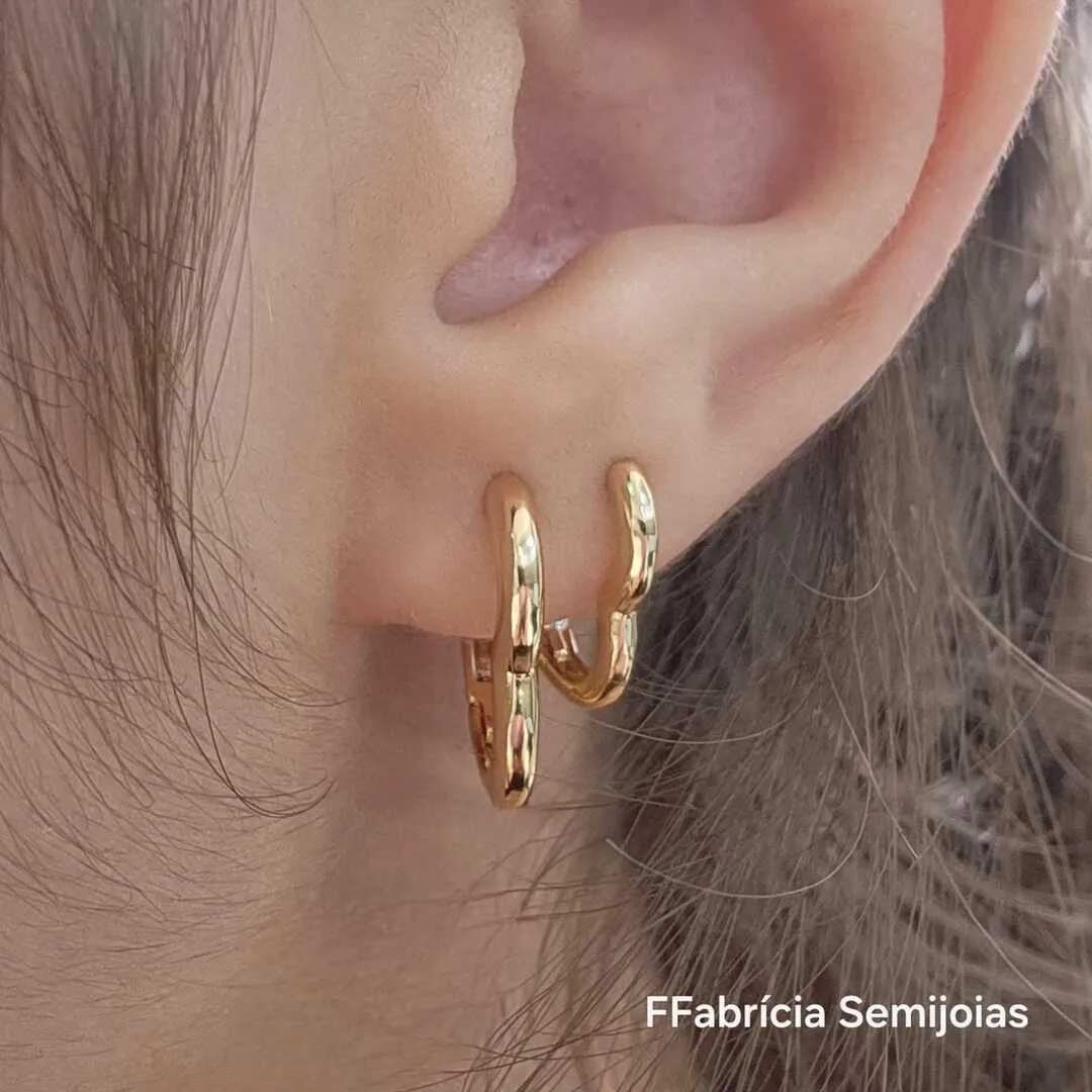 DUPLA DE BRINCOS ARGOLA CORAÇÃO DOIS TAMANHOS