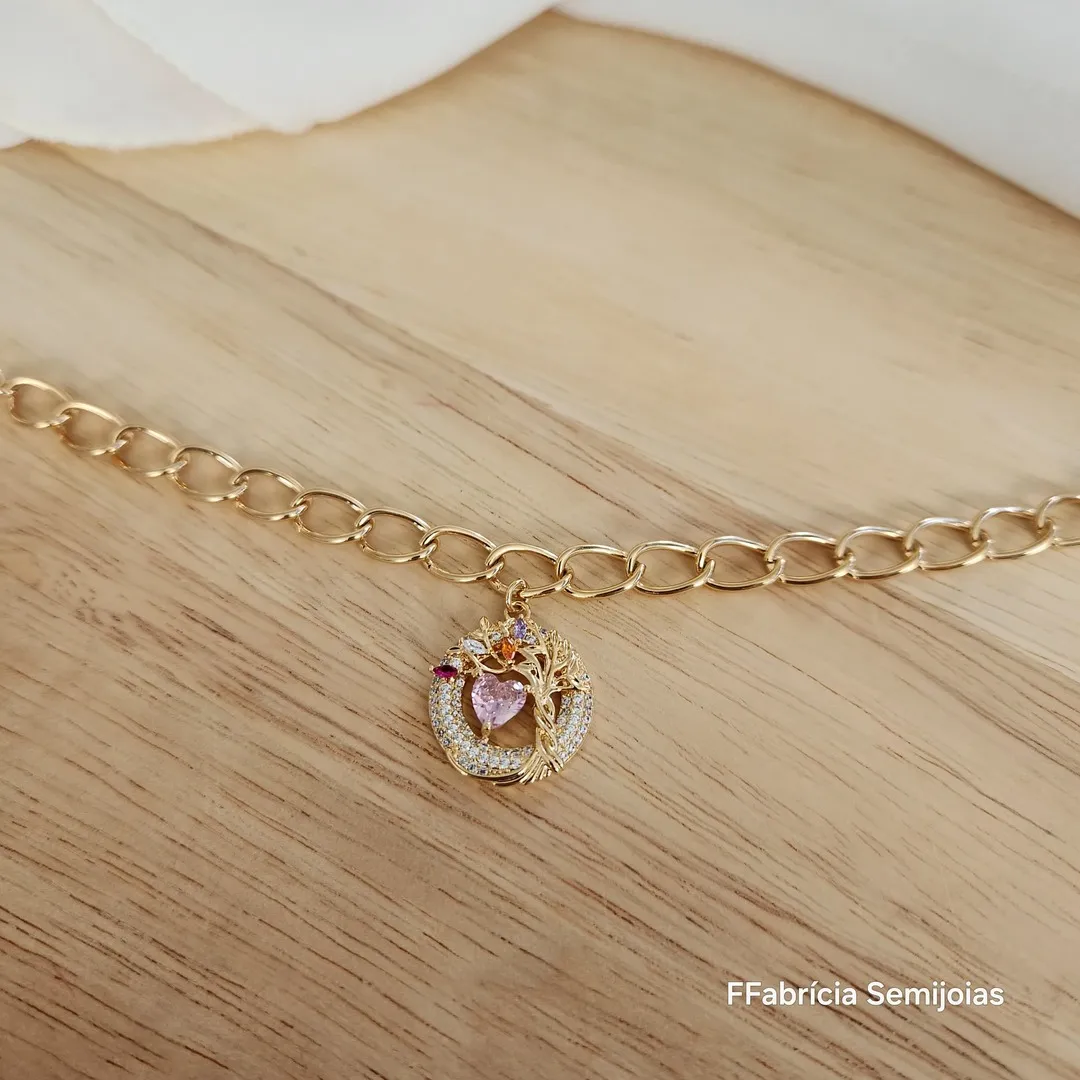 PULSEIRA ELOS COM PINGENTE ÁRVORE DA VIDA CRAVEJADA COM CORAÇÃO PEDRA ROSA