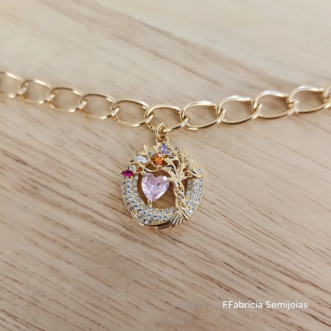 PULSEIRA ELOS COM PINGENTE ÁRVORE DA VIDA CRAVEJADA COM CORAÇÃO PEDRA ROSA