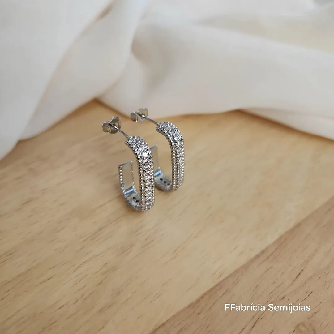 BRINCO ESTILO ARGOLA RETANGULAR CRAEJADO EM MICROZIRCÔNIAS