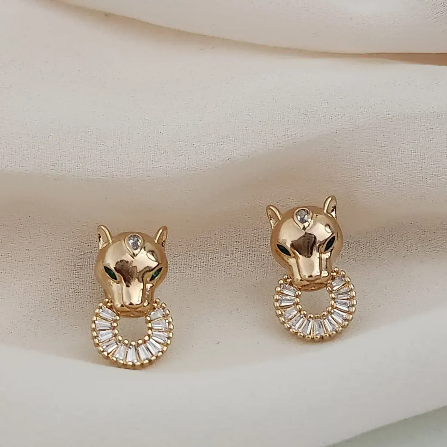 BRINCO DOURADO TIGRE CRAVEJADO EM NAVETES CRISTAL