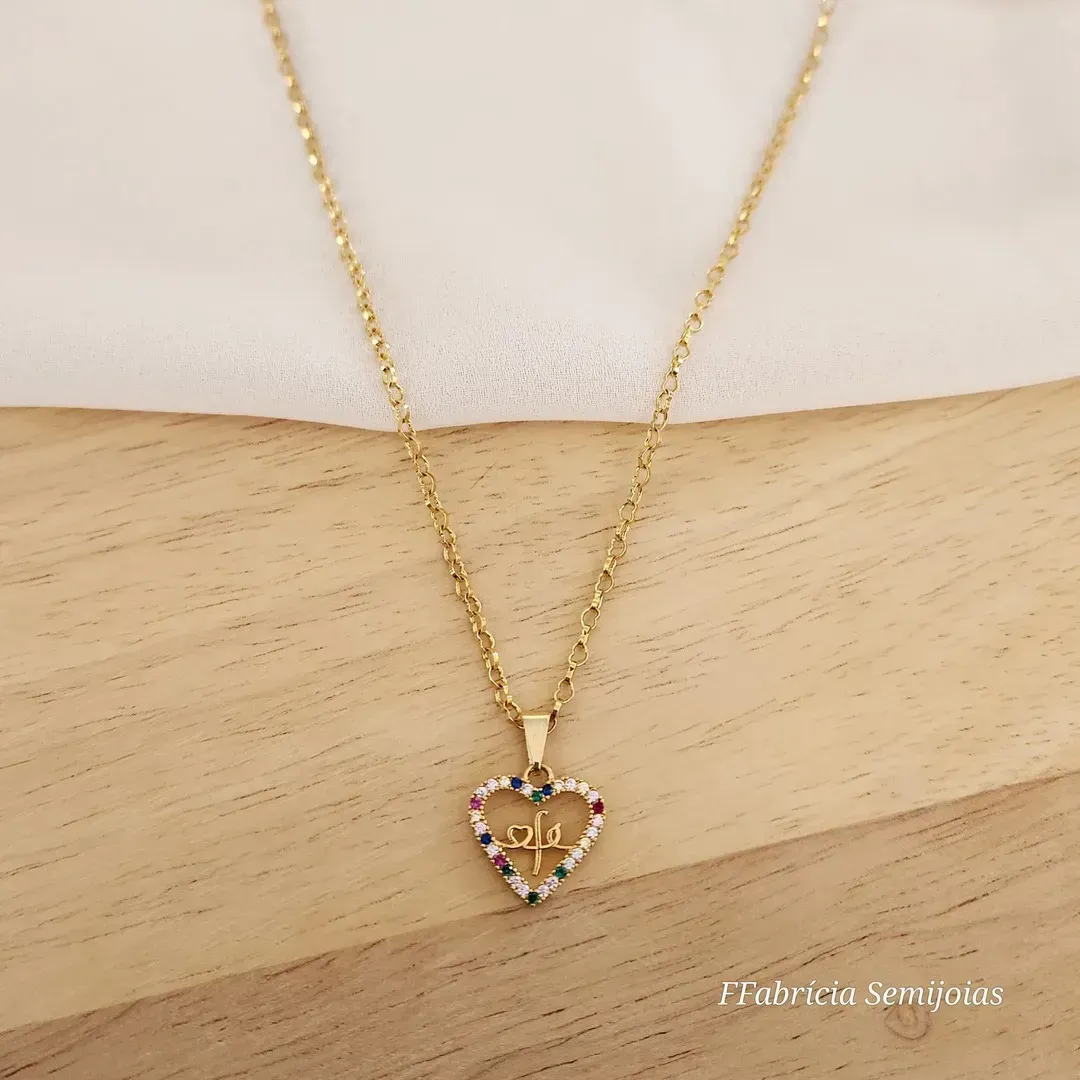 COLAR DOURADO CORRENTE CORAÇÃO VAZADO COM PINGENTE CORAÇÃO FÉ CRAVEJADO EM MICROZIRCÔNIAS COLORIDAS 45CM