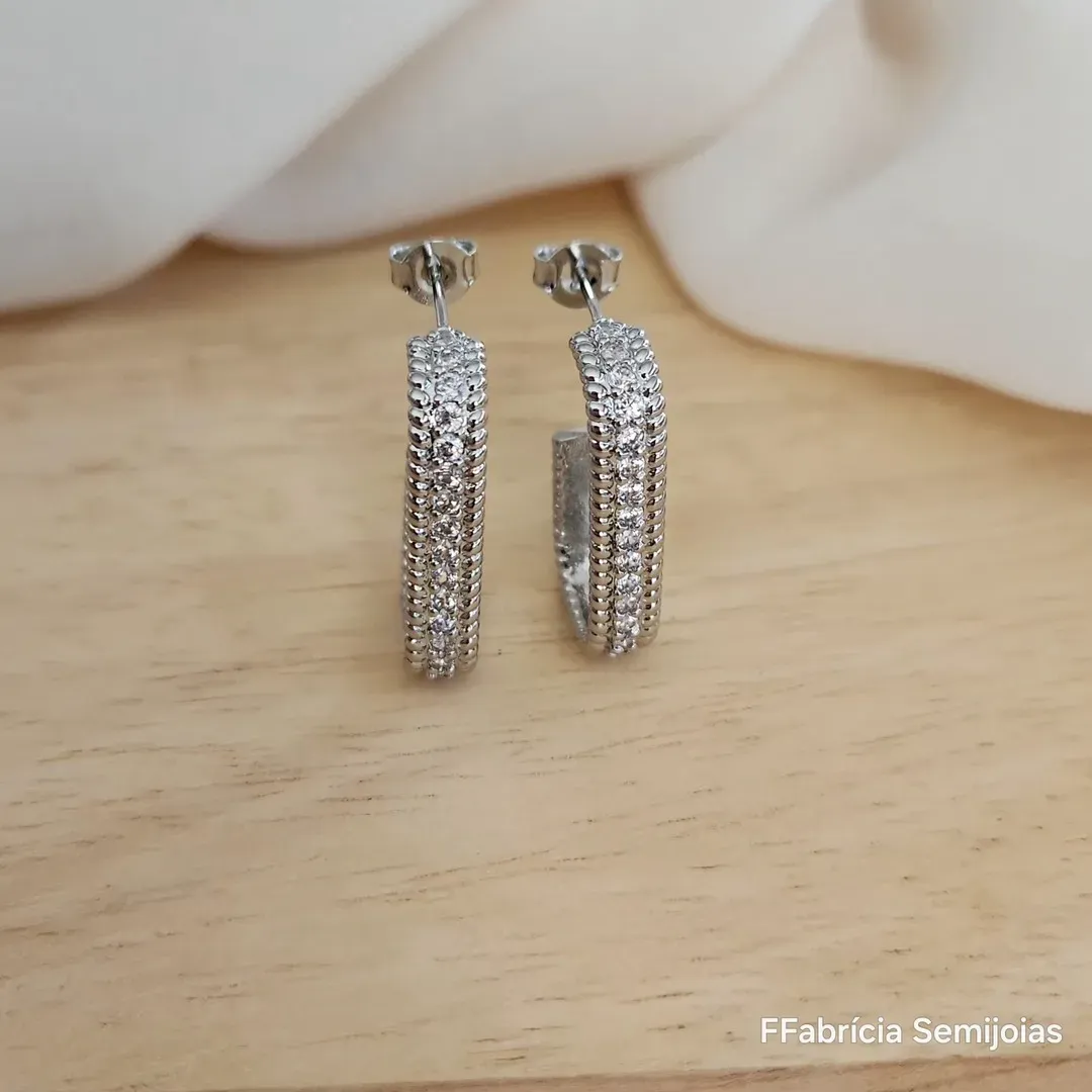 BRINCO ESTILO ARGOLA RETANGULAR CRAEJADO EM MICROZIRCÔNIAS