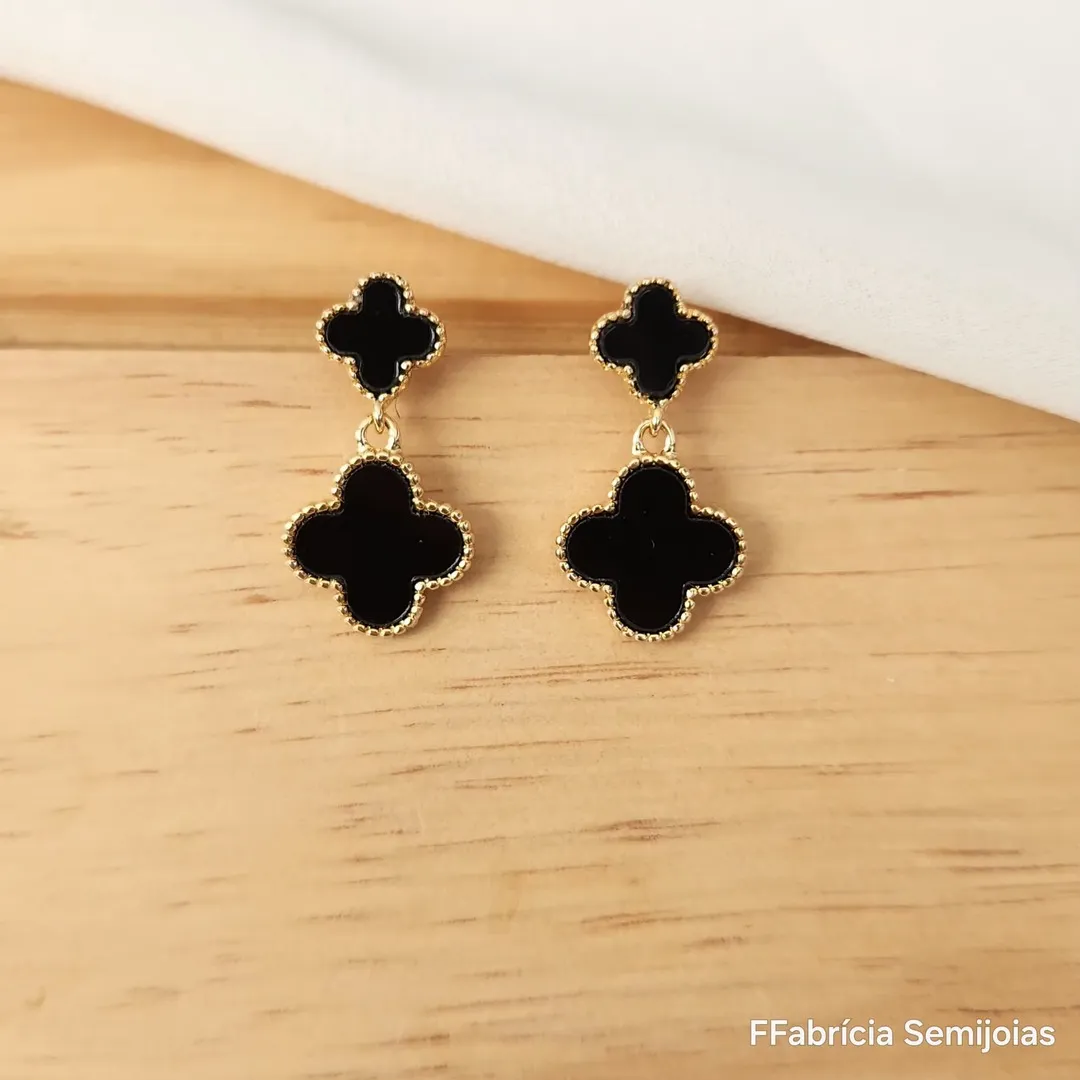 BRINCOS DOIS TREVOS DE QUATRO FOLHAS PRETO BANHO OURO