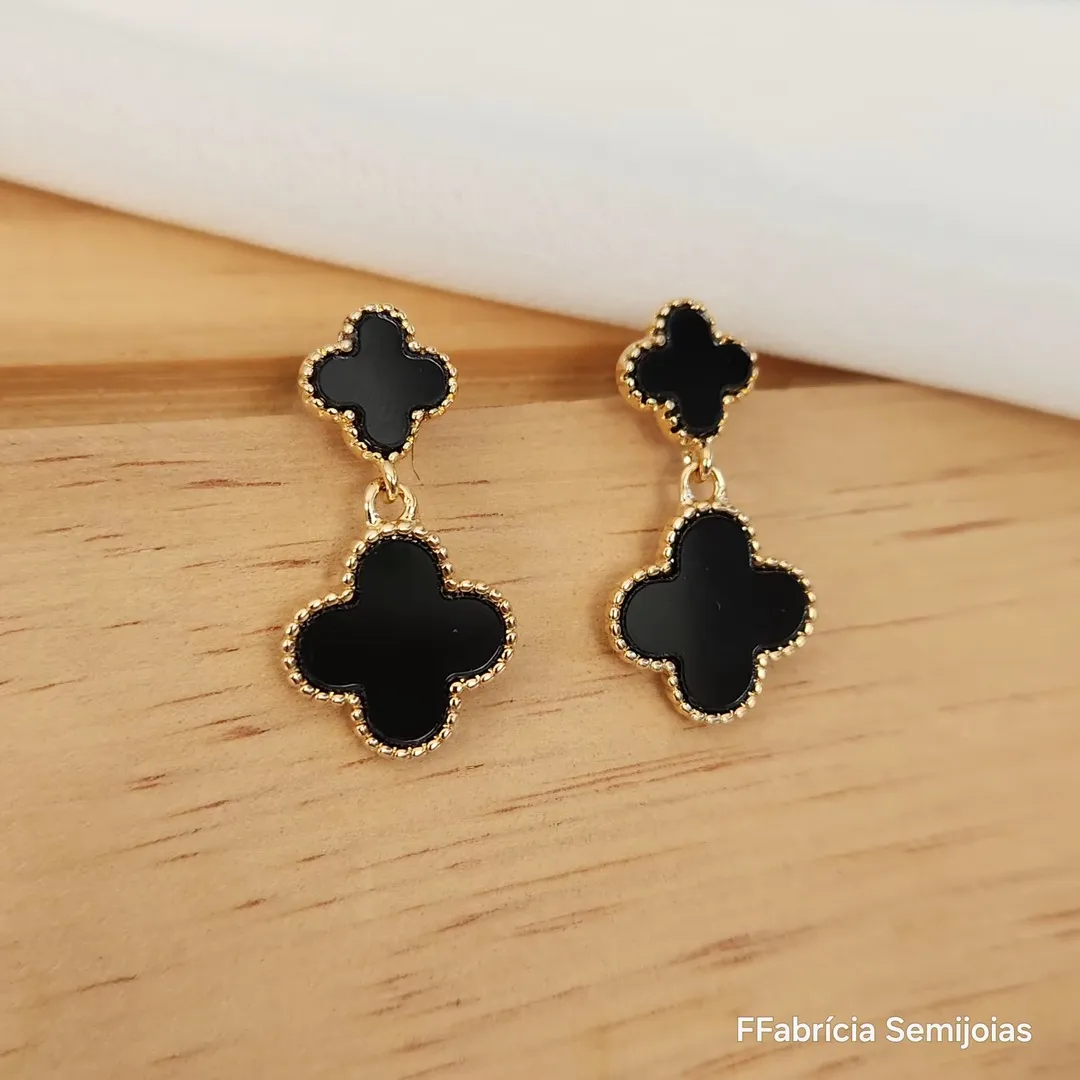 BRINCOS DOIS TREVOS DE QUATRO FOLHAS PRETO BANHO OURO