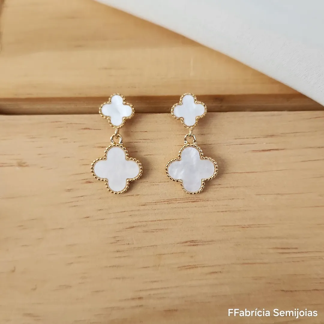 BRINCOS DOIS TREVOS DE QUATRO FOLHAS PÉROLA BANHO OURO