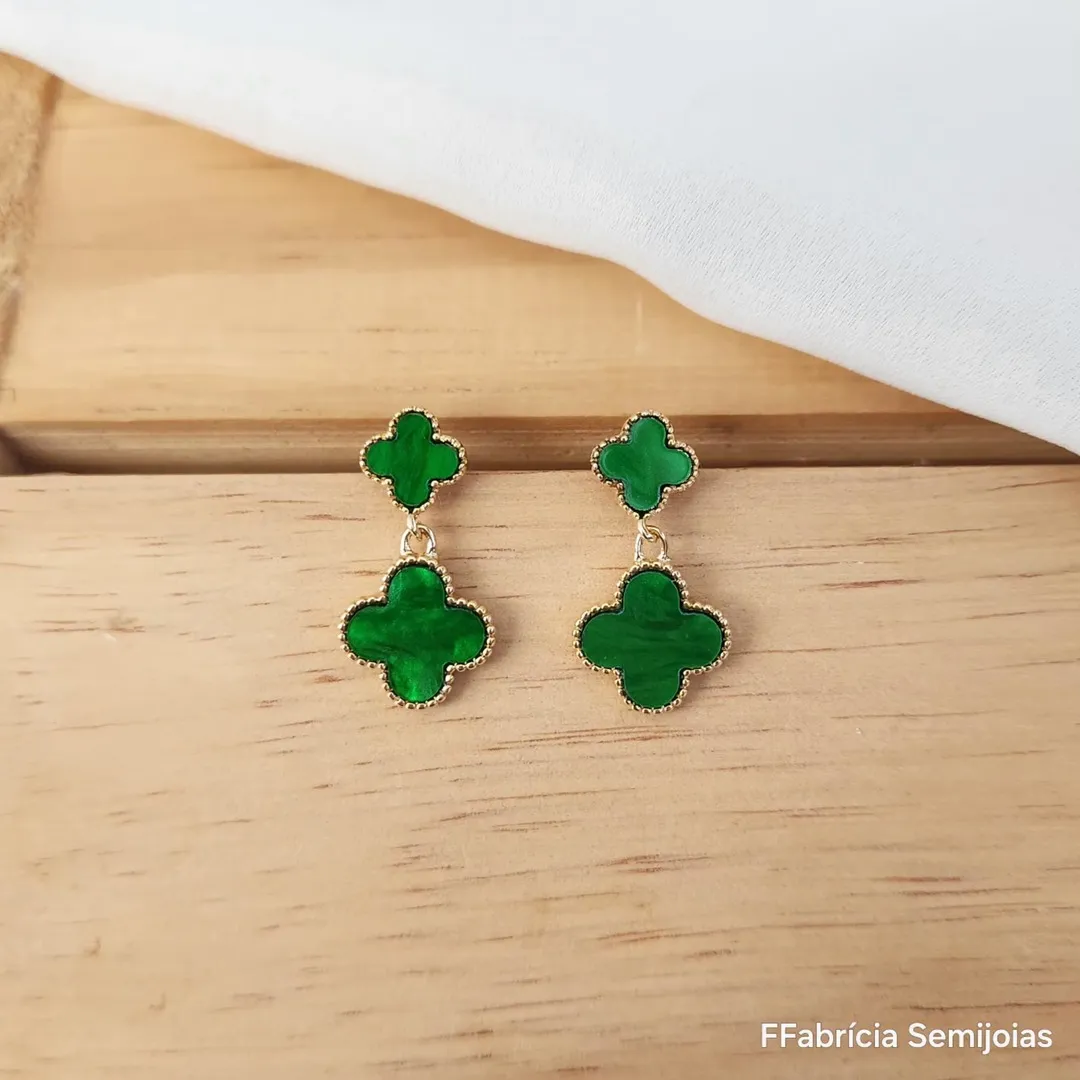 BRINCOS DOIS TREVOS DE QUATRO FOLHAS VERDE BANHO OURO