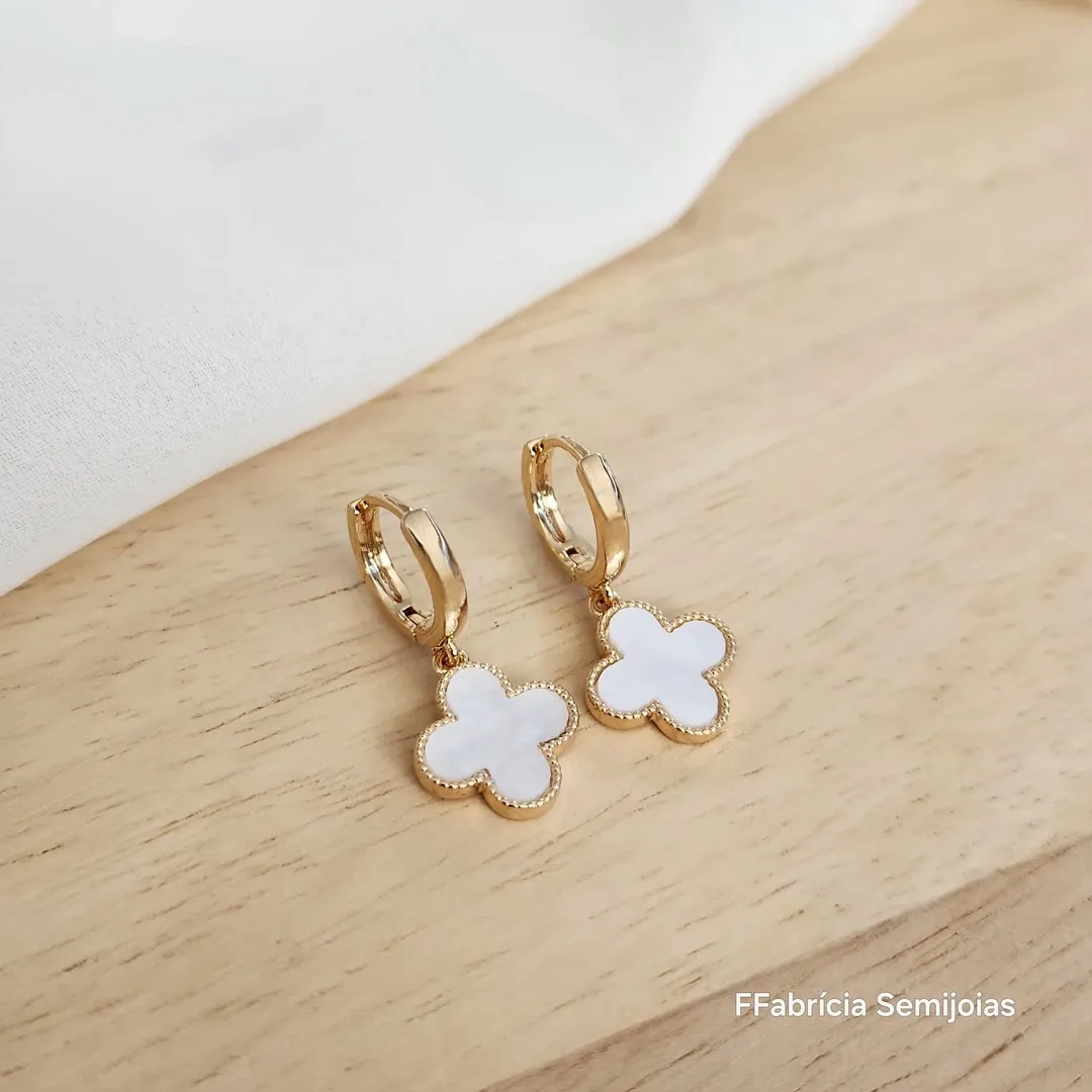 BRINCOS ARGOLINHA GANCHO TREVO DE QUATRO FOLHAS BANHO OURO PÉROLA