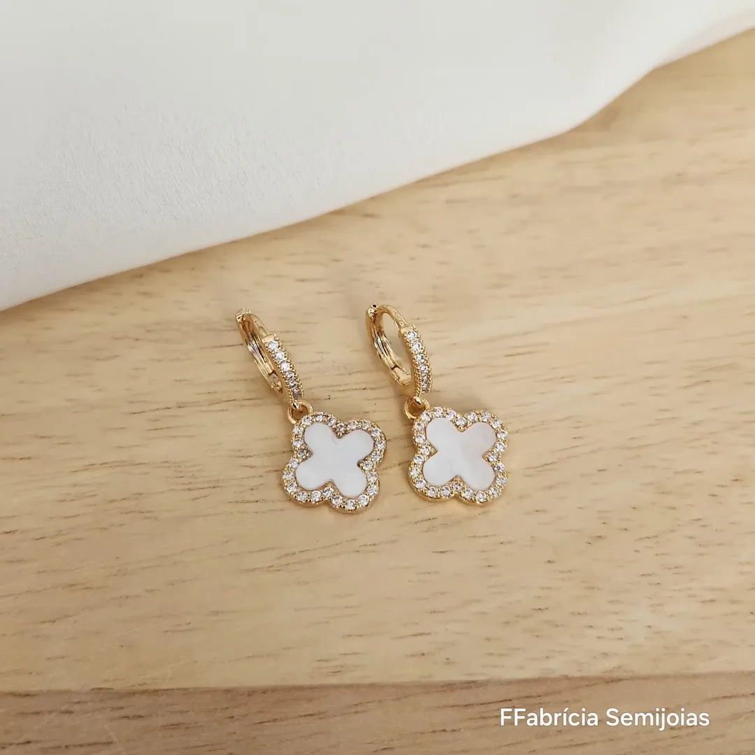 BRINCOS ARGOLINHA GANCHO  TREVO DE QUATRO FOLHAS CRAVEJADO BANHO OURO PÉROLA