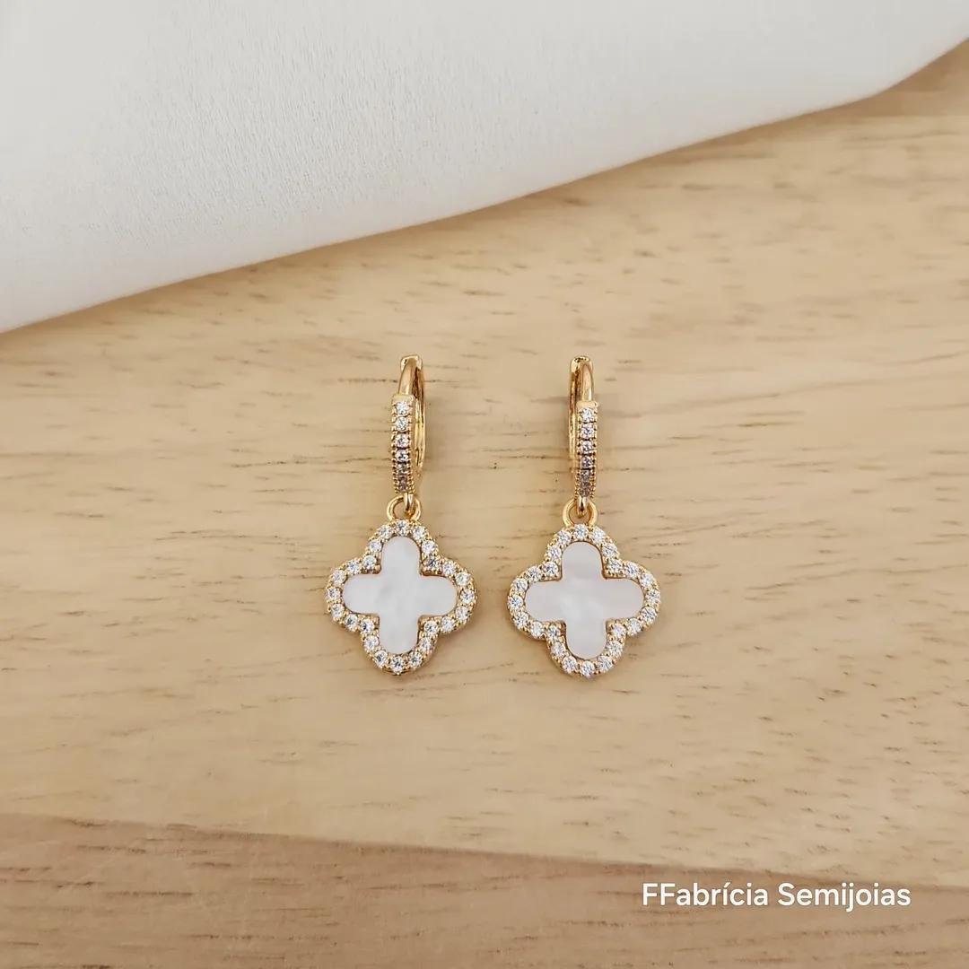 BRINCOS ARGOLINHA GANCHO  TREVO DE QUATRO FOLHAS CRAVEJADO BANHO OURO PÉROLA