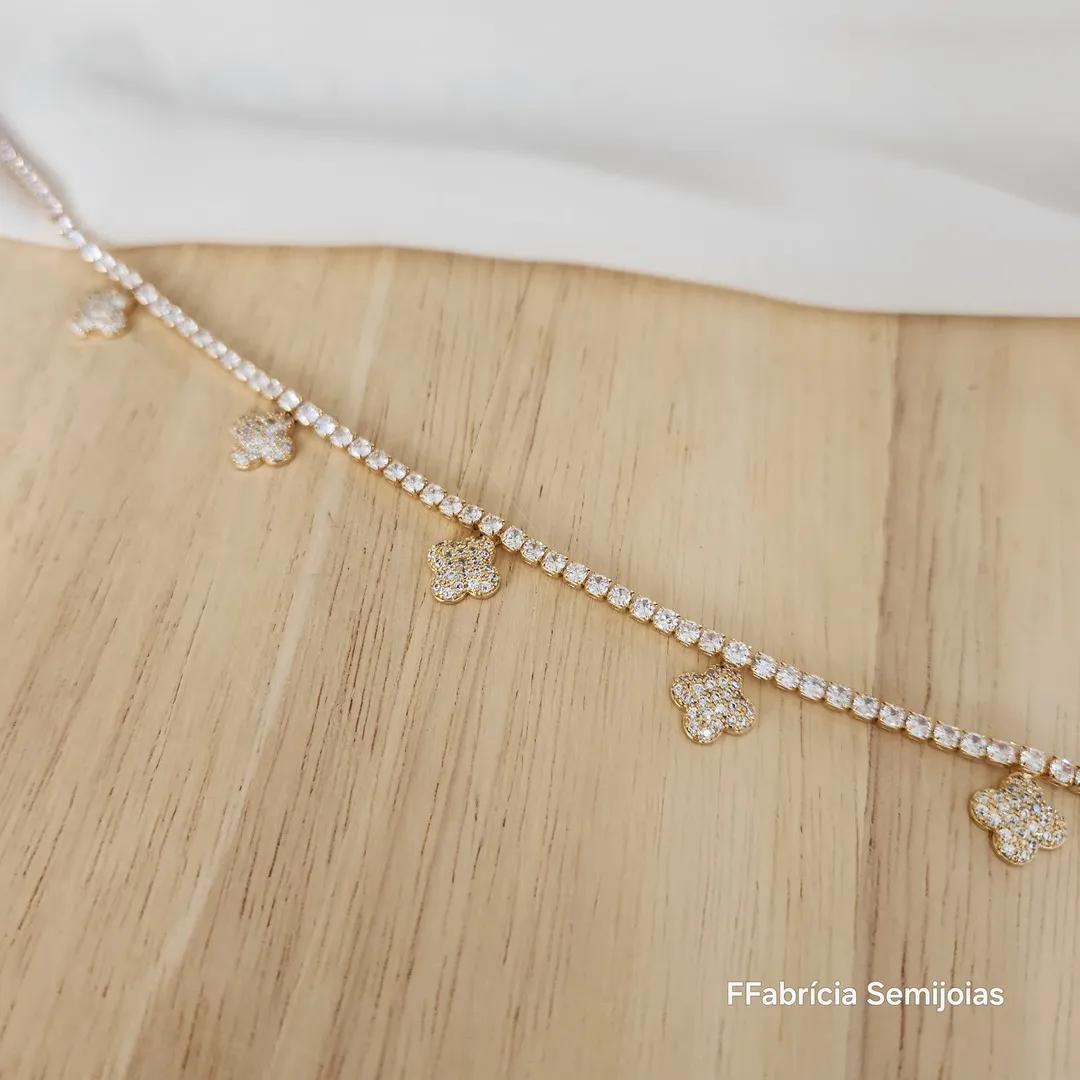 COLAR CHOKER RIVIERA 35+12CM COM 5 PINGENTES TREVO CRAVEJADO EM MICROZIRCÔNIAS CRISTAL