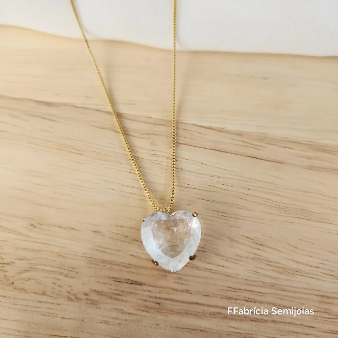 COLAR CORAÇÃO DOURADO PEDRA CRISTAL LEITOSO