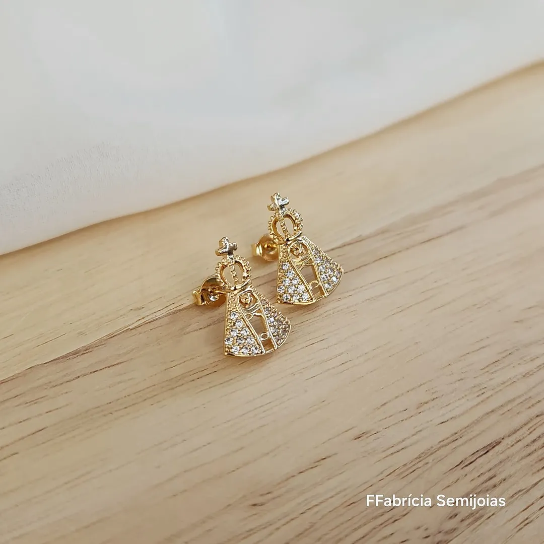 BRINCO NOSSA SENHORA APARECIDA MANDO CRAVEJADO ZIRCÔNIAS CRISTAL