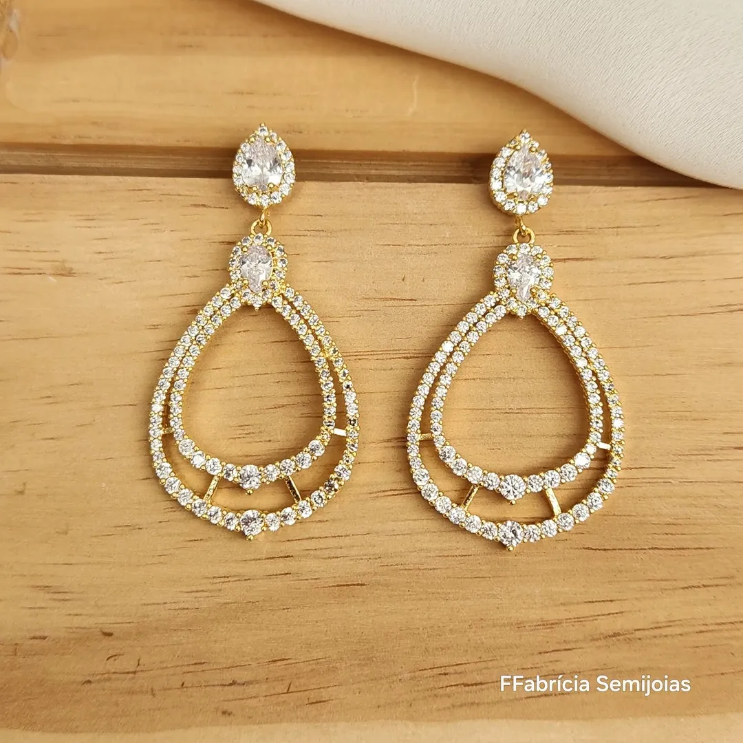 BRINCO DOURADO FESTA CRAVEJADO ZIRCÔNIAS CRISTAL