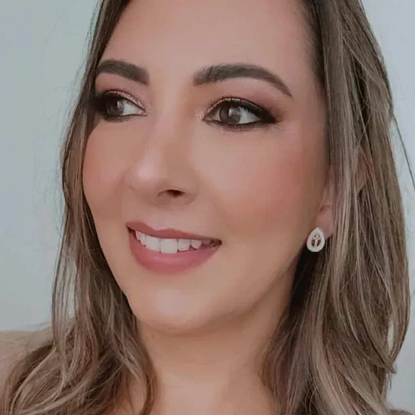 BRINCO DOURADO GOTA MADREPÉROLA COM CRUZ CRAVEJADA