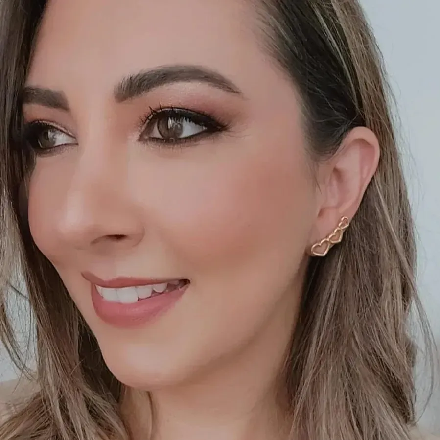 BRINCO DOURADO TRÊS CORAÇÕES VAZADO