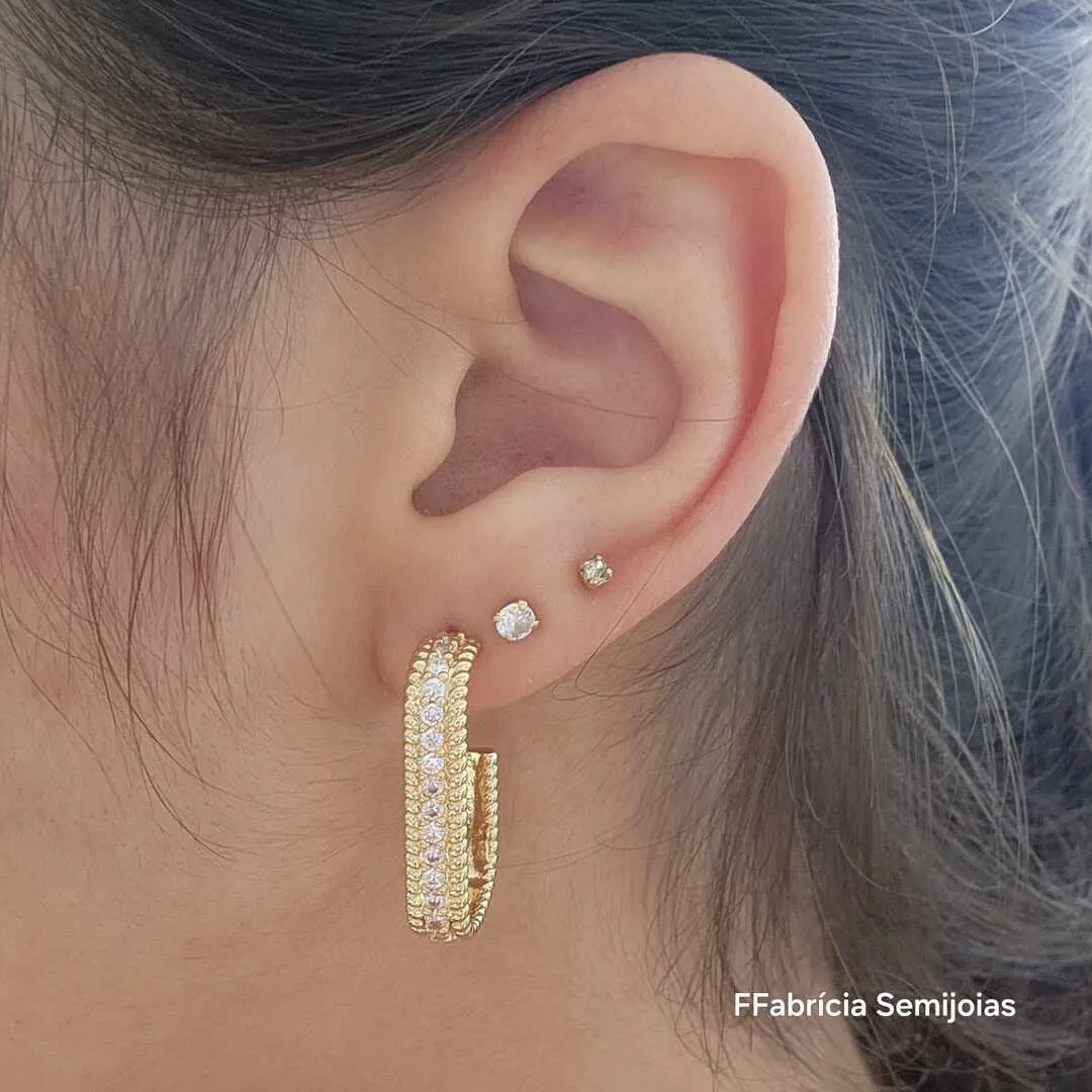 BRINCO ESTILO ARGOLA RETANGULAR CRAEJADO EM MICROZIRCÔNIAS