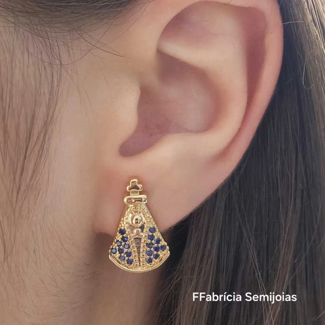 BRINCO NOSSA SENHORA APARECIDA MANTO CRAVEJADO ZIRCÔNIAS AZUIS