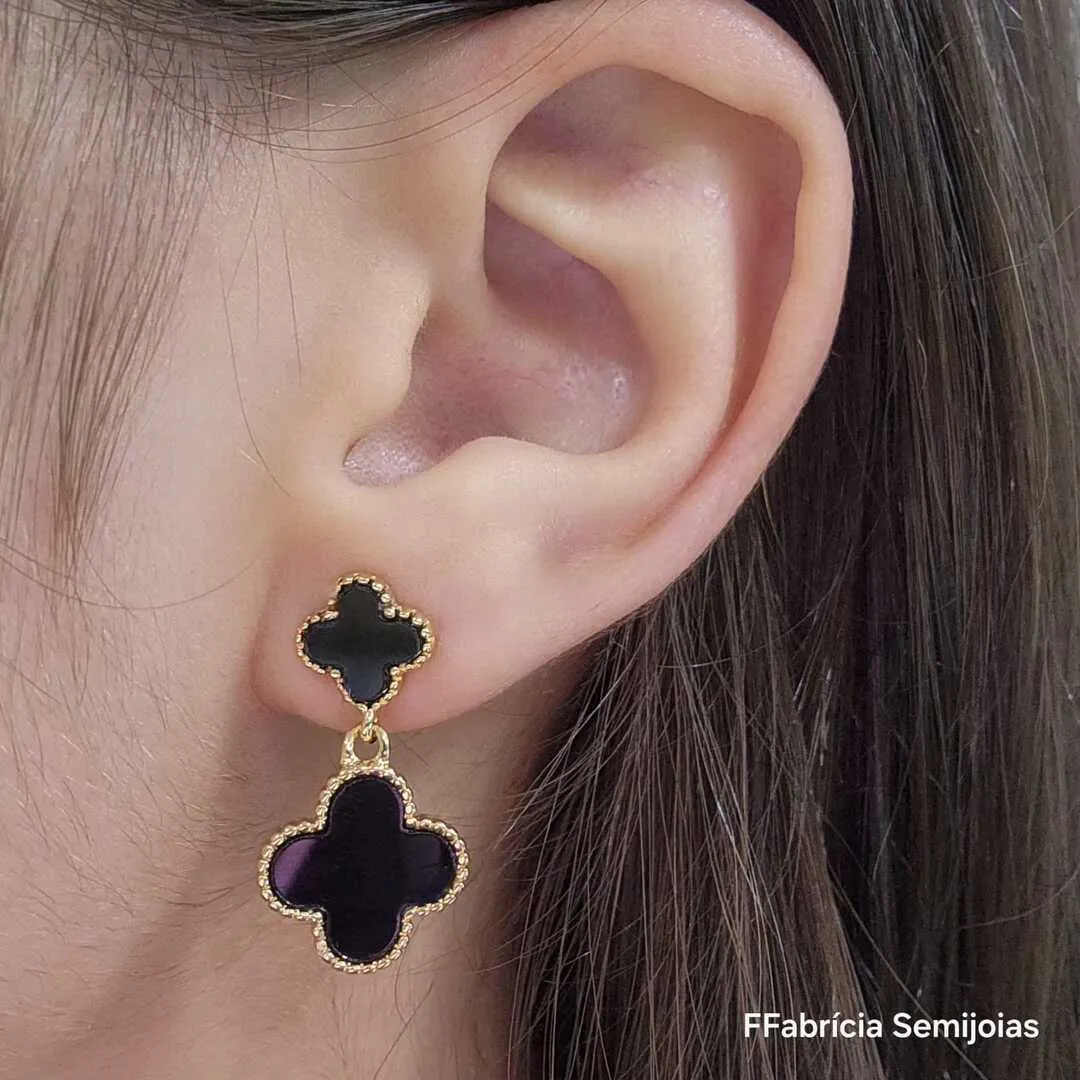 BRINCOS DOIS TREVOS DE QUATRO FOLHAS PRETO BANHO OURO