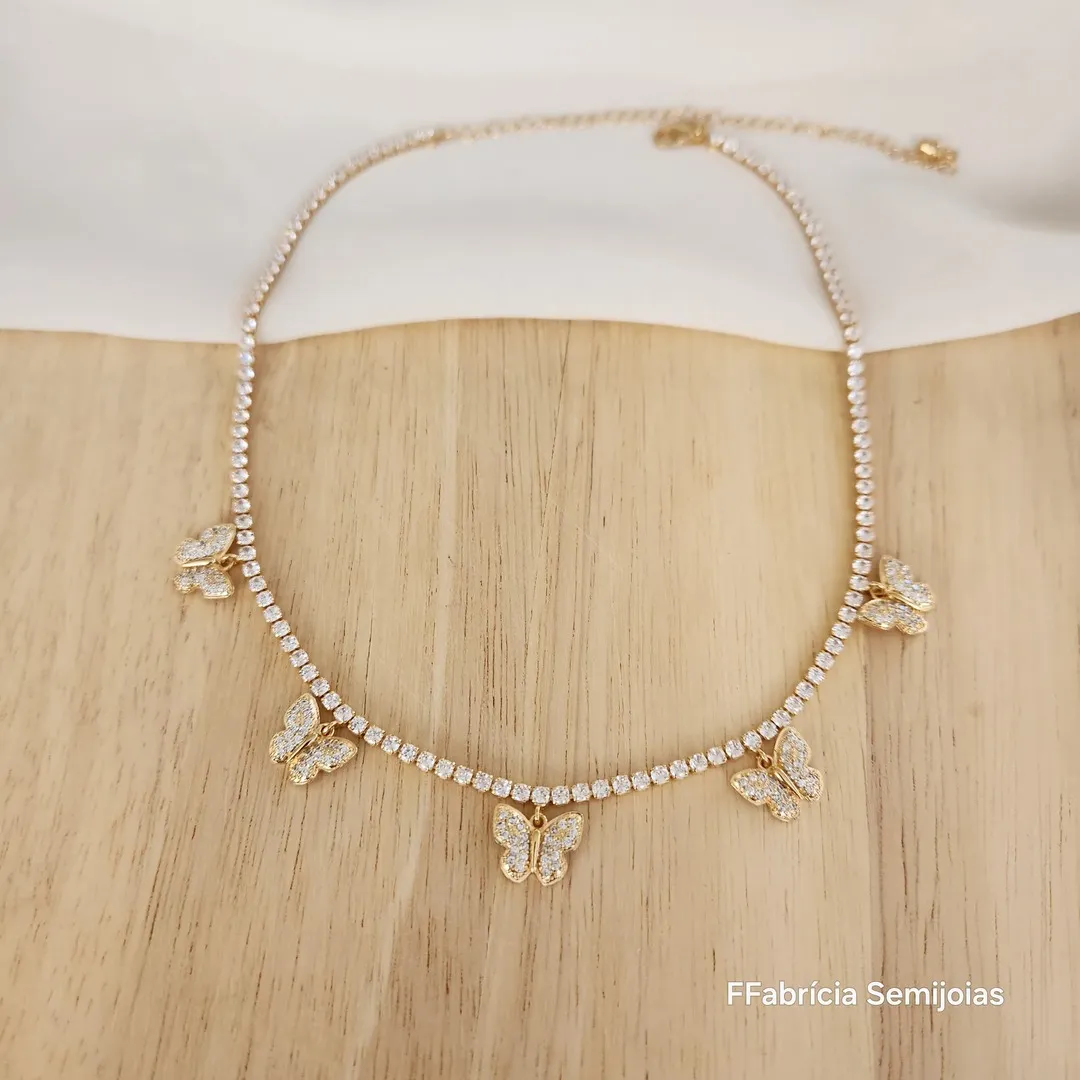 COLAR CHOKER RIVIERA 35+12CM COM 5 PINGENTES BORBOLETAS CRAVEJADO EM MICROZIRCÔNIAS CRISTAL
