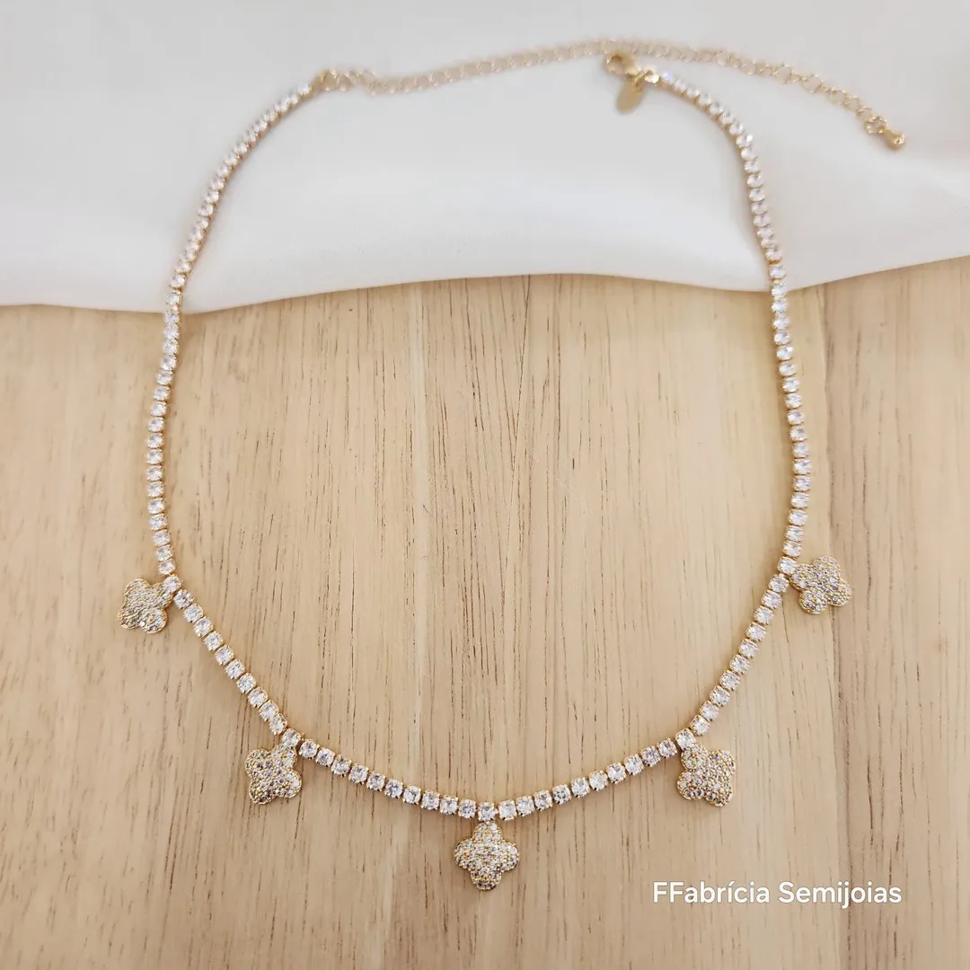 COLAR CHOKER RIVIERA 35+12CM COM 5 PINGENTES TREVO CRAVEJADO EM MICROZIRCÔNIAS CRISTAL