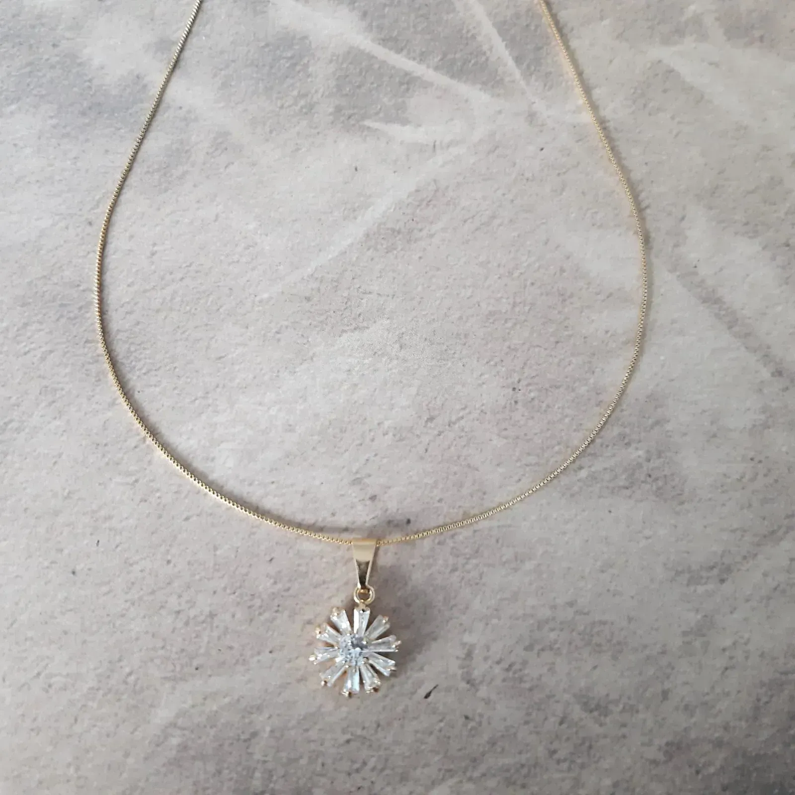 COLAR COM PINGENTE DOURADO FLOR ZIRCÔNIAS CRISTAL