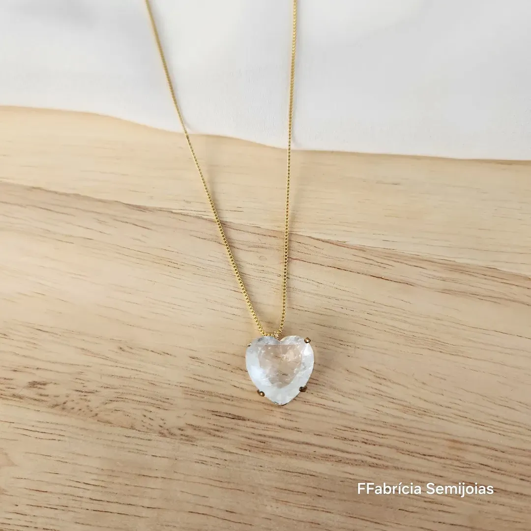 COLAR CORAÇÃO DOURADO PEDRA CRISTAL LEITOSO