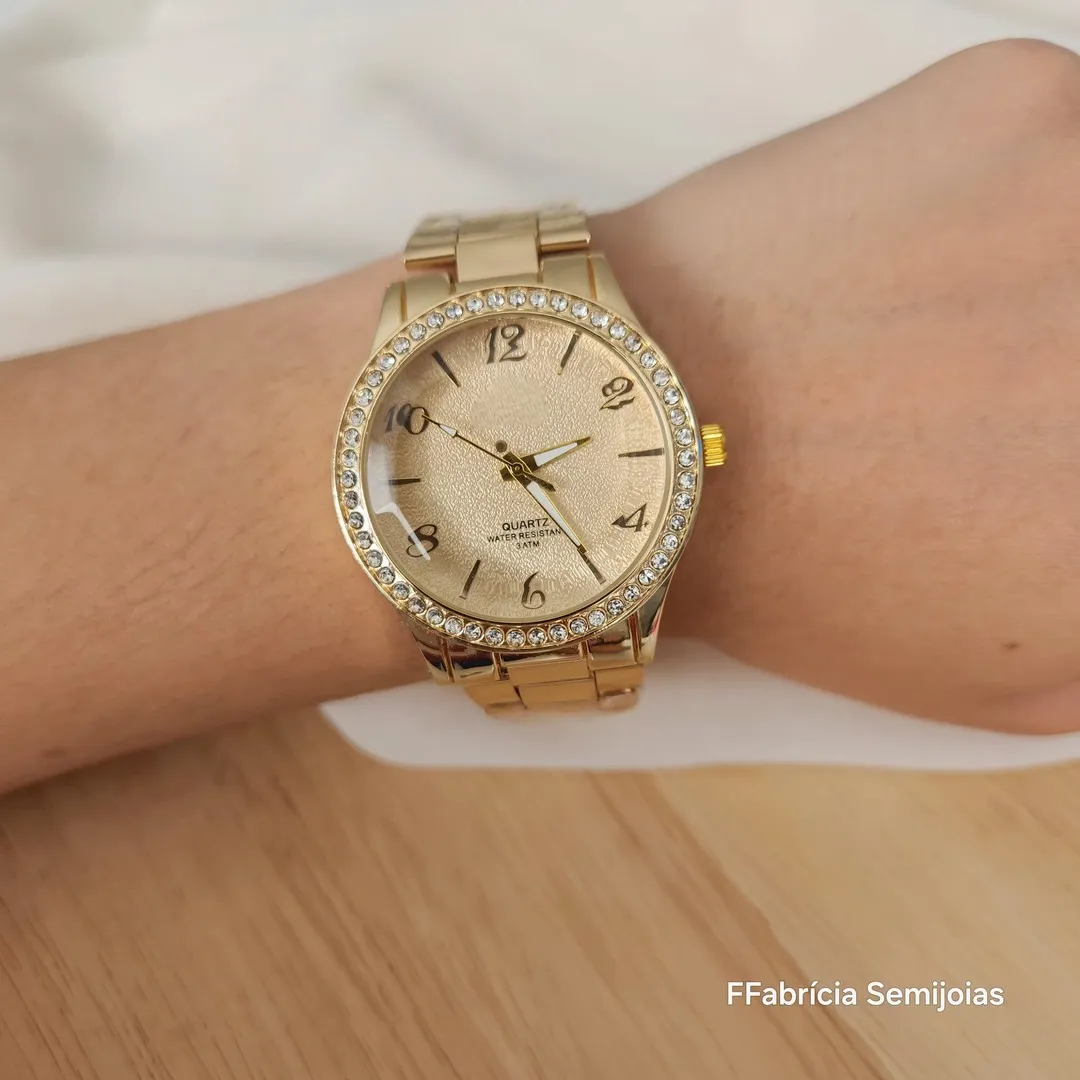 RELÓGIO DOURADO DETALHES PEDRAS FUNDO DOURADO