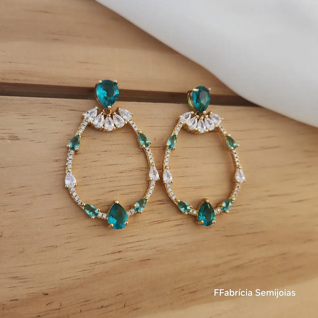 BRINCO FESTA DOURADO CRAVEJADO MICROZIRCÔNIAS CRSTAL COM PEDRAS PRASIOLITA