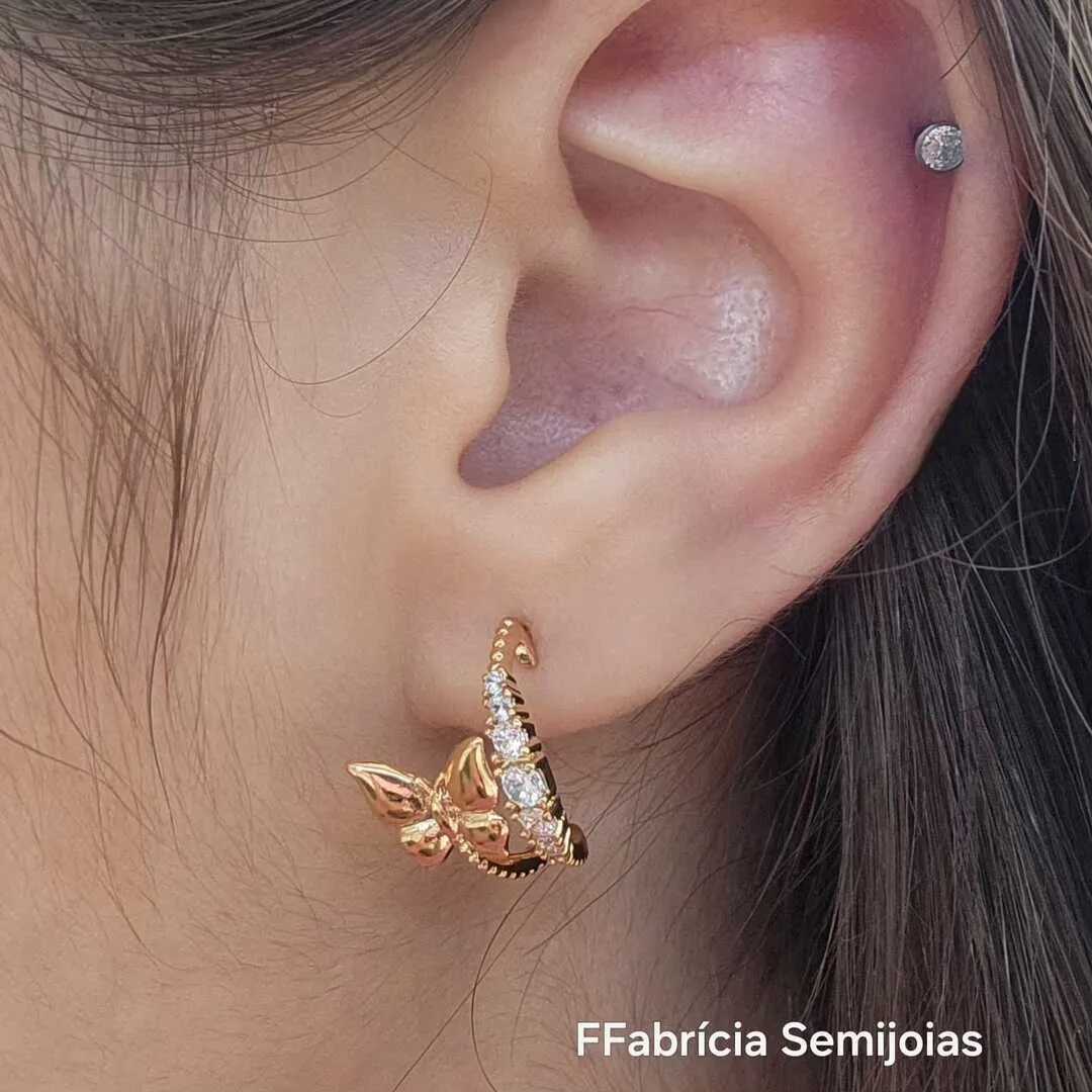 BRINCO DOURADO BORBOLETA COM DETALHES EM ZIRCÔNIAS