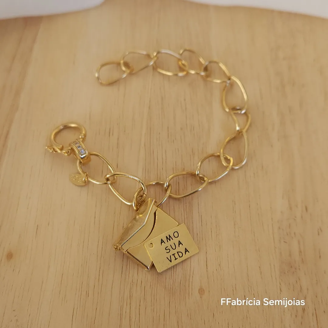 PULSEIRA DOURADA PINGENTE ENVELOPE RELICÁRIO FECHO MOSQUETÃO DETALHE CRAVEJADO COM MICROZIRCÔNIAS CRISTAL AMO SUA VIDA