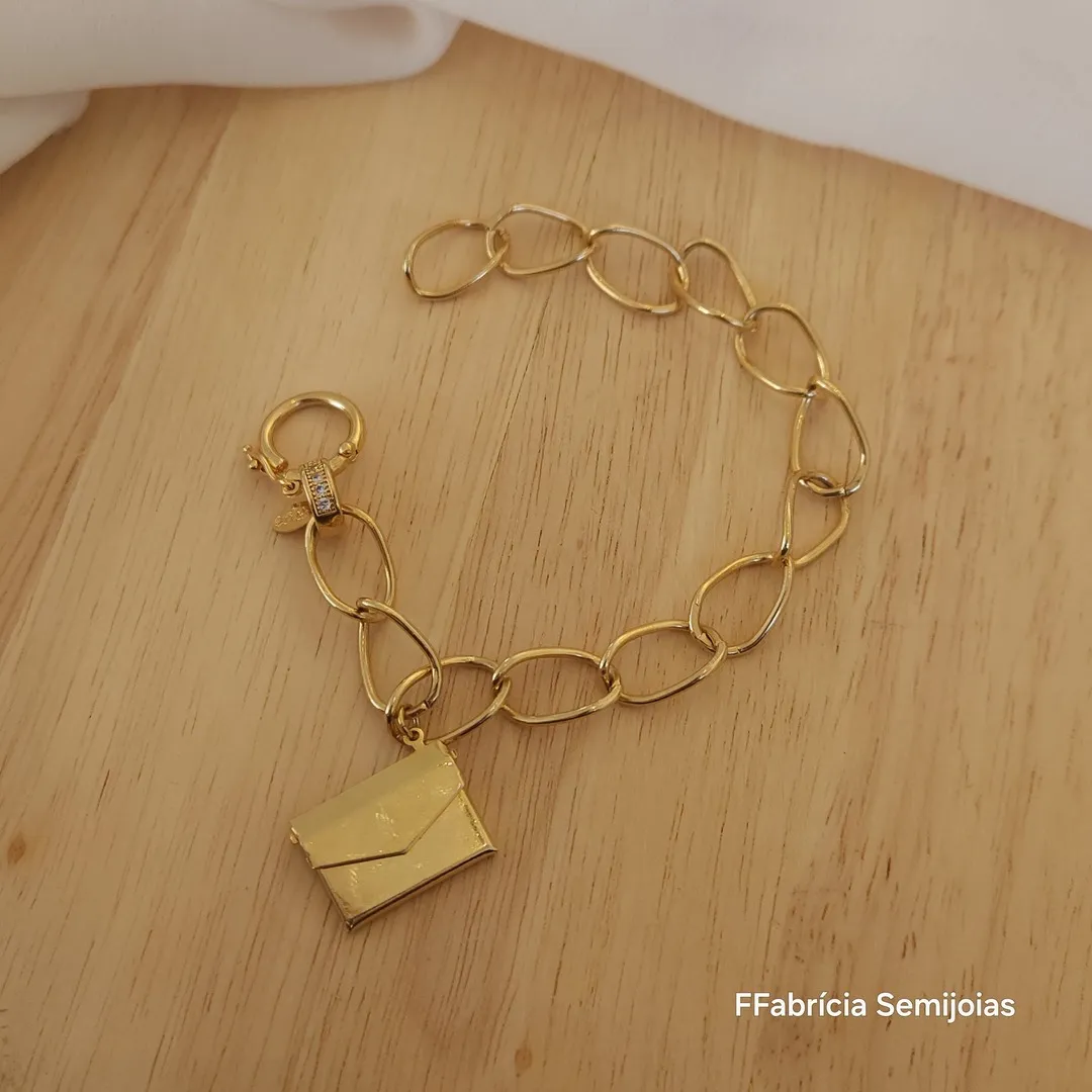 PULSEIRA DOURADA PINGENTE ENVELOPE RELICÁRIO FECHO MOSQUETÃO DETALHE CRAVEJADO COM MICROZIRCÔNIAS CRISTAL AMO SUA VIDA