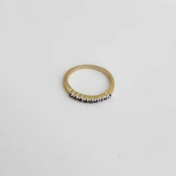 ANEL DOURADO MEIA ALIANÇA ZIRCÔNIAS LILÁS