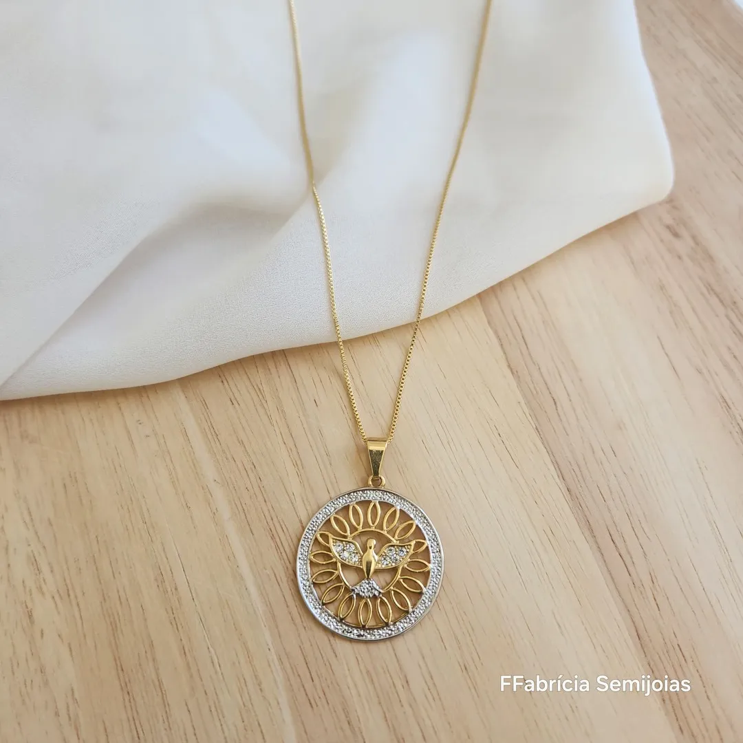 COLAR COM PINGENTE DIVINO ESPÍRITO SANTO CRAVEJADO ZIRCÔNIAS CRISTAL
