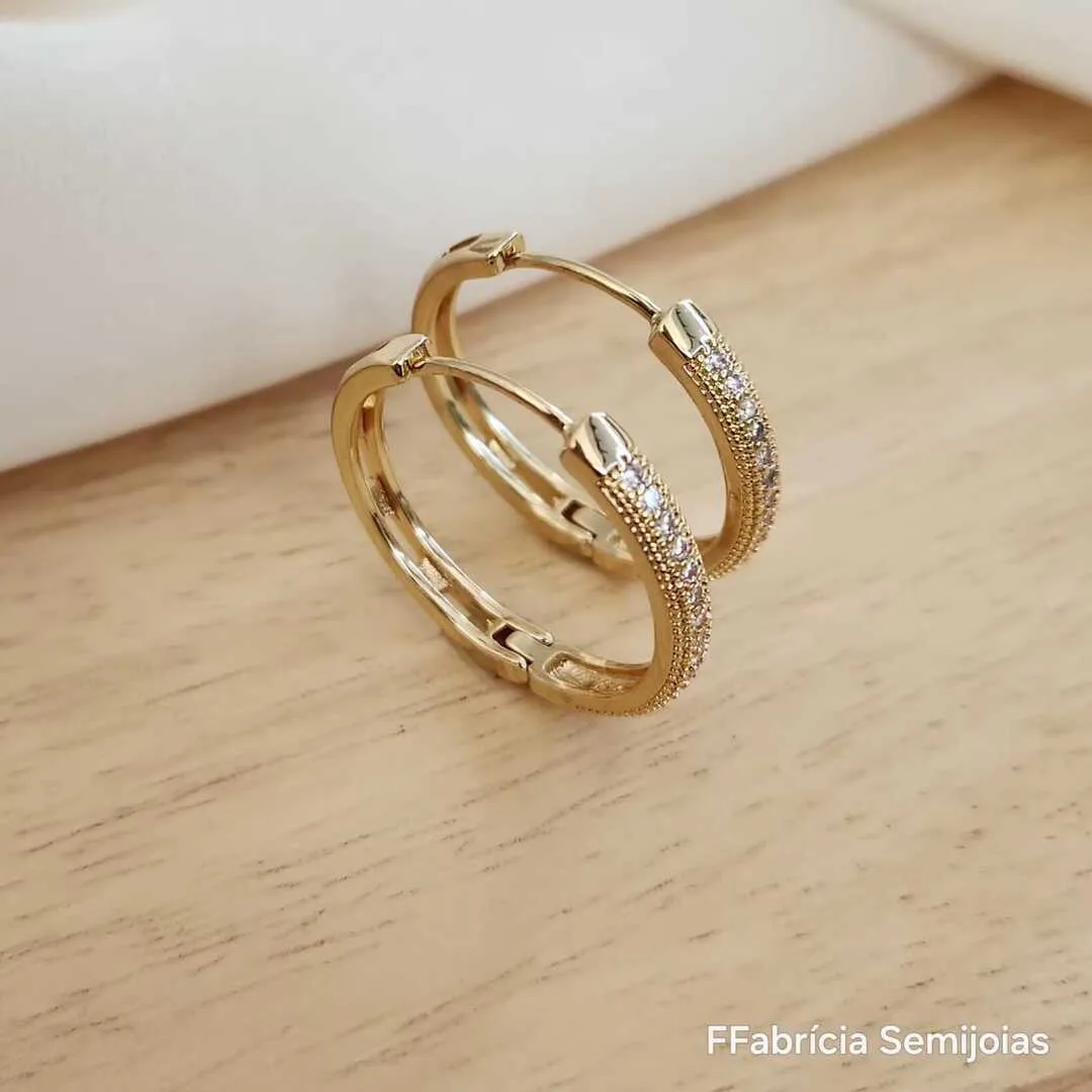 ARGOLA DOURADA CRAVEJADA COM MICROZIRCÔNIAS CRISTAL 2,5CM