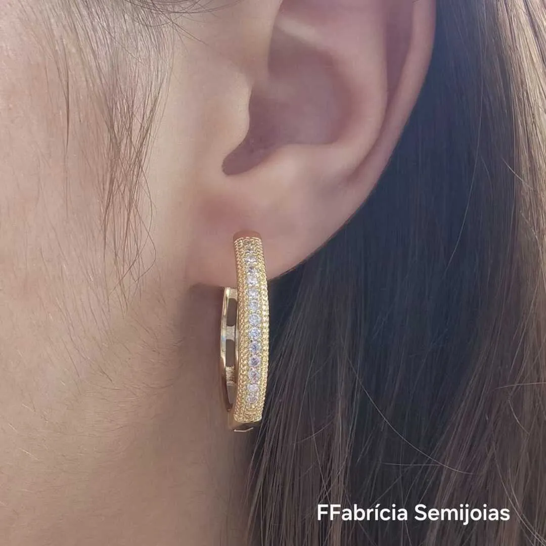 ARGOLA DOURADA CRAVEJADA COM MICROZIRCÔNIAS CRISTAL 2,5CM